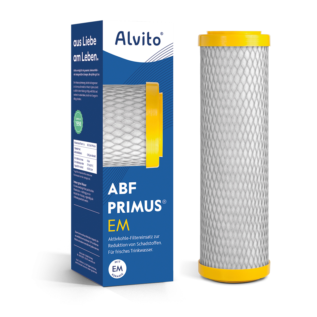 Alvito ABF Primus EM Aktivkohle-Filtereinsatz mit EM-Keramik, weißer Wasserfilter mit gelben Endkappen neben der blau-weißen Originalverpackung