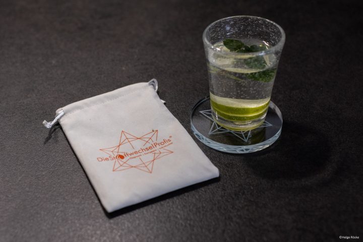Hochenergie-Scheibe aus Glas mit Trinkglas für energetisiertes Wasser