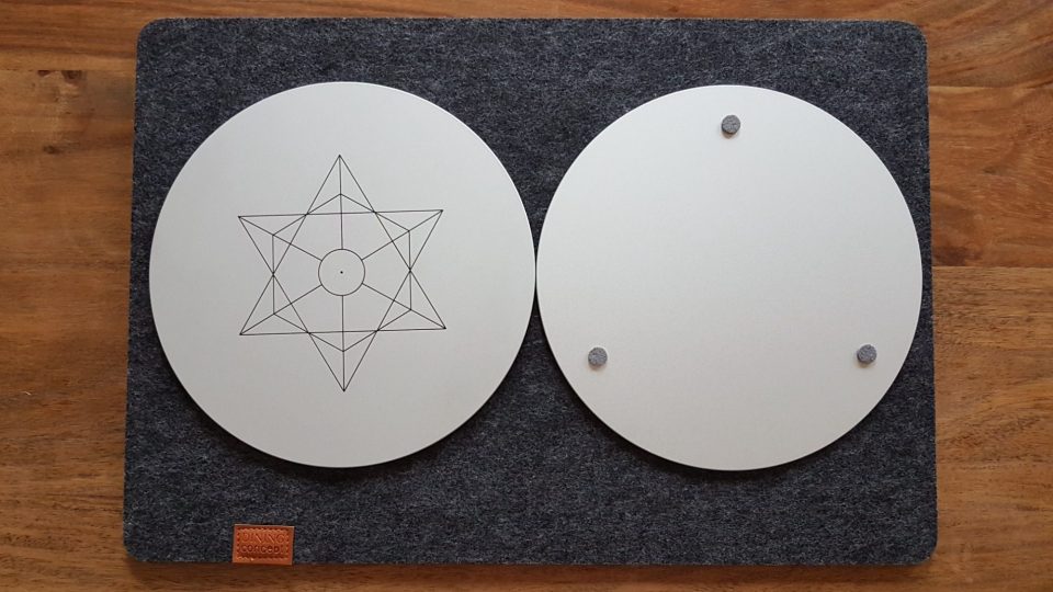 HochenergiePlatte aus mattiertem Aluminium mit Lasergravur