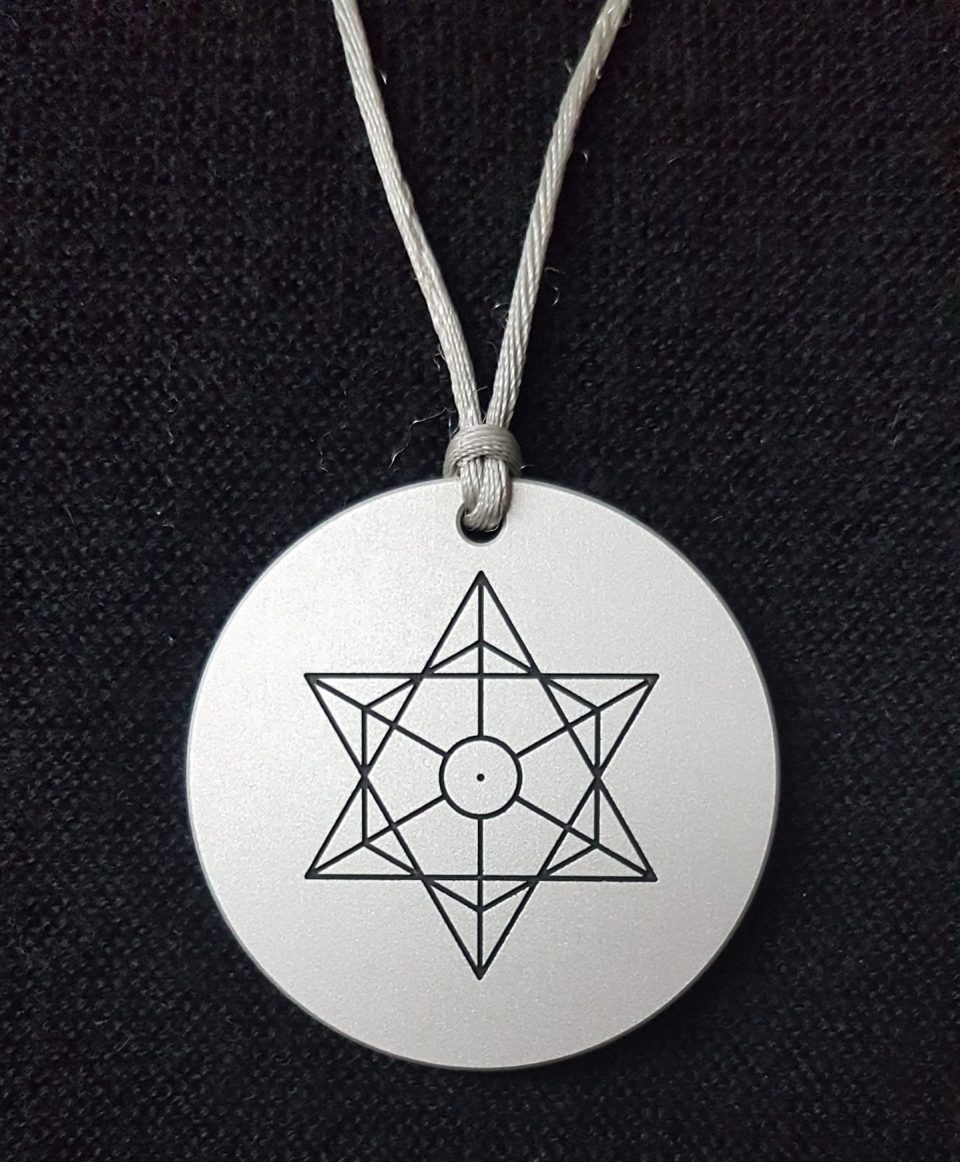 Hochenergie-Anhänger aus Aluminium mit Lasergravur und Lederband